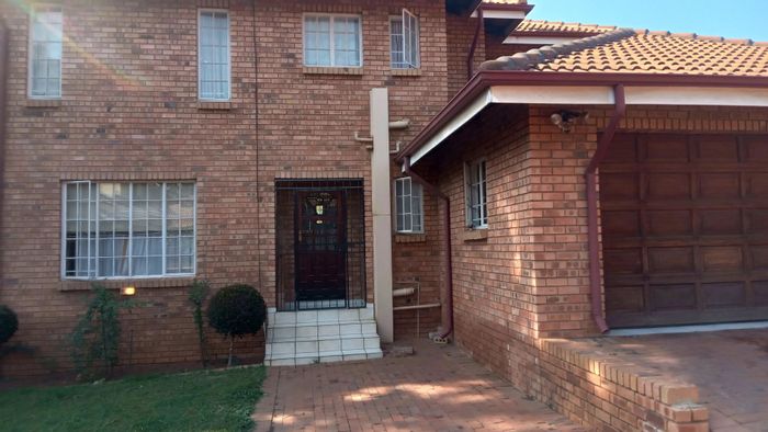 Lynnwood House To Rent: 3 Bedrooms, private garden, covered patio, secure parking.