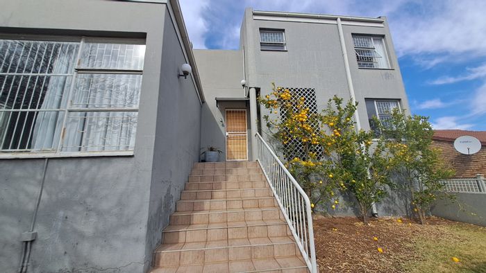For Sale: 3-bedroom apartment in Baysvalley with open-plan living and braai area.