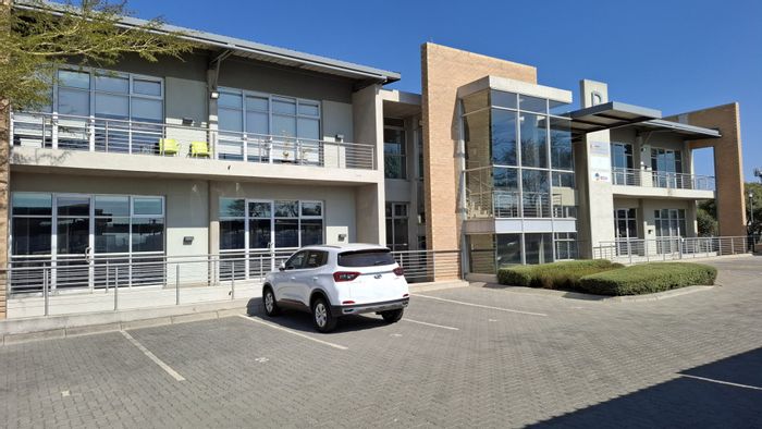 Commercial office unit in Carlswald to rent, featuring flexible spaces and ample parking.