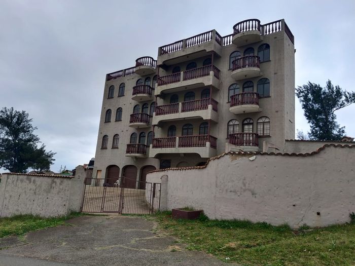 House for Sale in Merewent: 9 bedrooms, pool, ample parking, income potential.