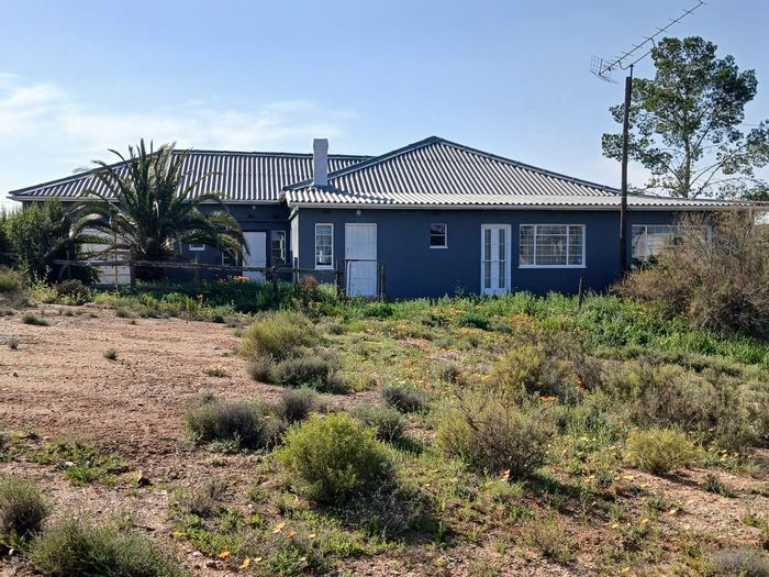 For Sale: Spacious 6-bedroom house in Bitterfontein Central with development potential.
