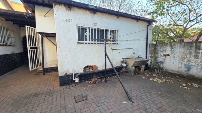 Bachelor apartment to rent in Laudium, includes parking, water, and electricity.