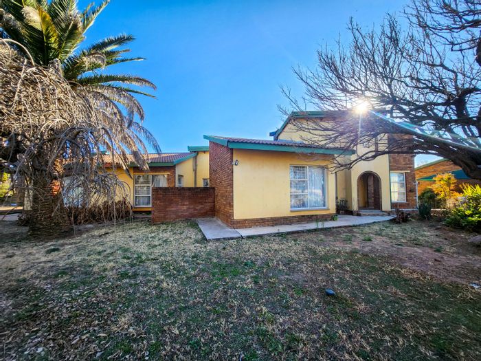 La Hoff House For Sale: 3 beds, 2 baths, double garage, large yard.