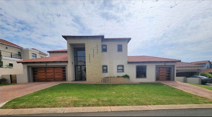 For Sale: House in Blue Valley Golf Estate with flatlet, pool, and golf amenities.