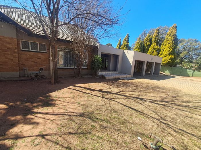 For Sale: Wilkoppies House with 3 Bedrooms, Study, and Spacious Yard.