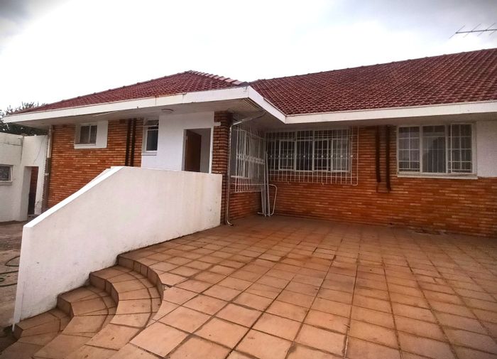 Bachelor apartment in Highlands North, to rent, includes weekly cleaning and secure parking.