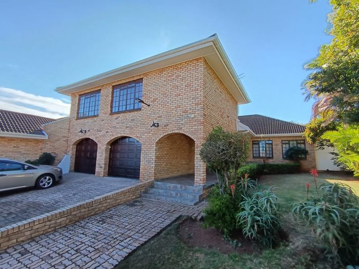 Spacious 6-bedroom house with indoor pool, sauna, and tennis court in Winterhoek Park. For Sale.