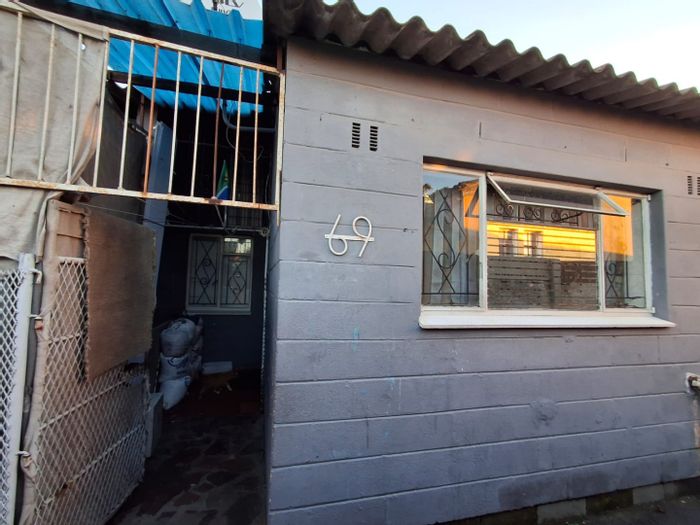 For Sale: 3-bedroom house in Leonsdale with open plan living and braai area.