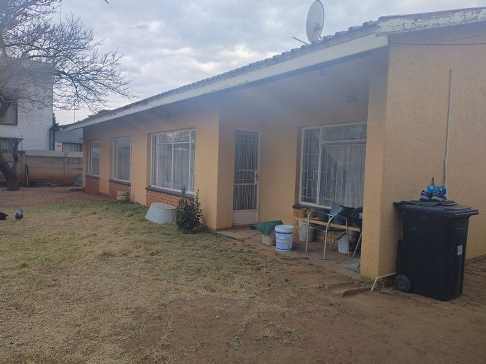 For Sale: Family House in Strubenvale with 3 Bedrooms, Garage, and Domestic Quarters.