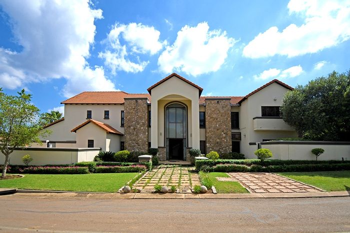 House To Rent in Silver Stream Estate: 5 en-suite bedrooms, pool, secure living.