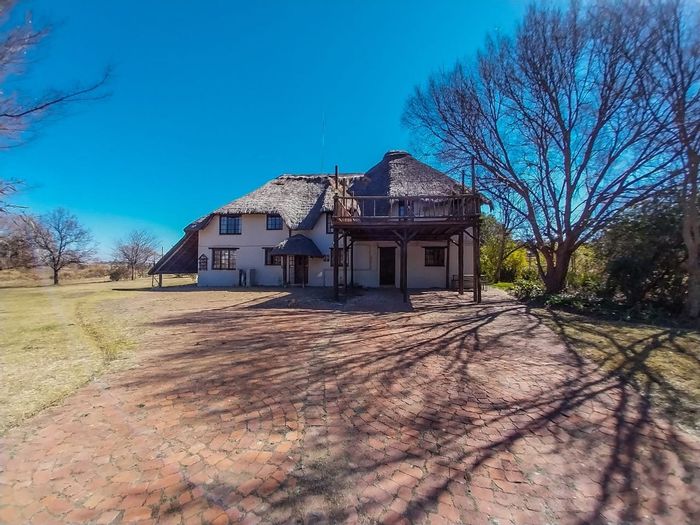 For Sale: Farm in Knoppieslaagte with 5 bedrooms, pool, and expansive outdoor space.