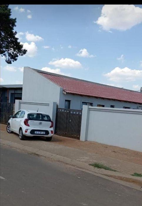 Thulani House For Sale: 4 ensuite rooms, rental income, expansion potential.