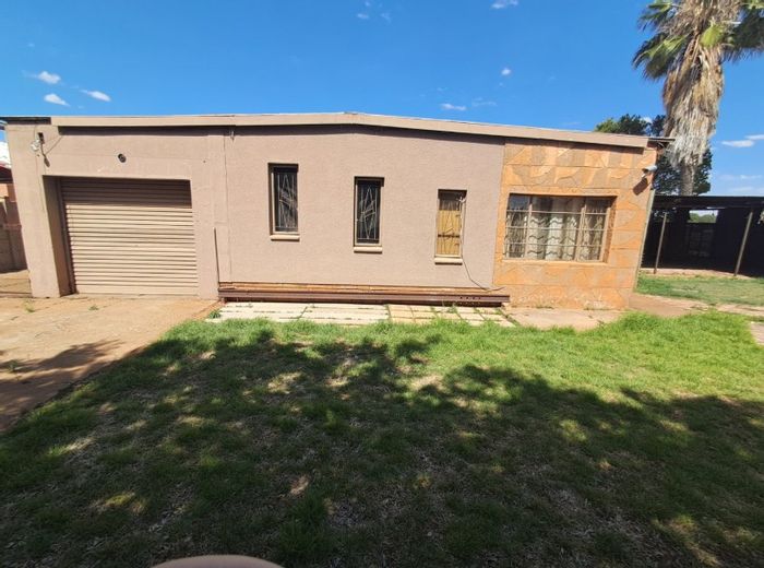 6-Bedroom House in Randlespark For Sale – Spacious, Garage, Security Features.