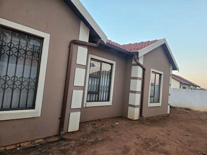 For Sale: Alliance house with 3 bedrooms, secure complex, close to amenities.