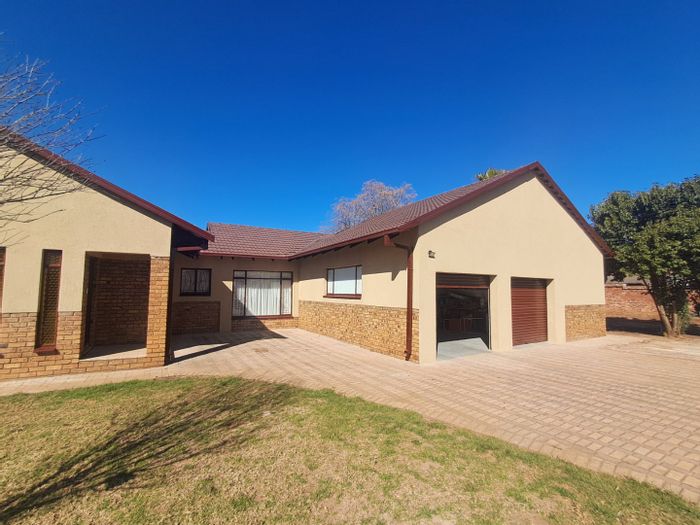 La Hoff House For Sale: 4 Bedrooms, Pool, Double Garage, Secure Parking.