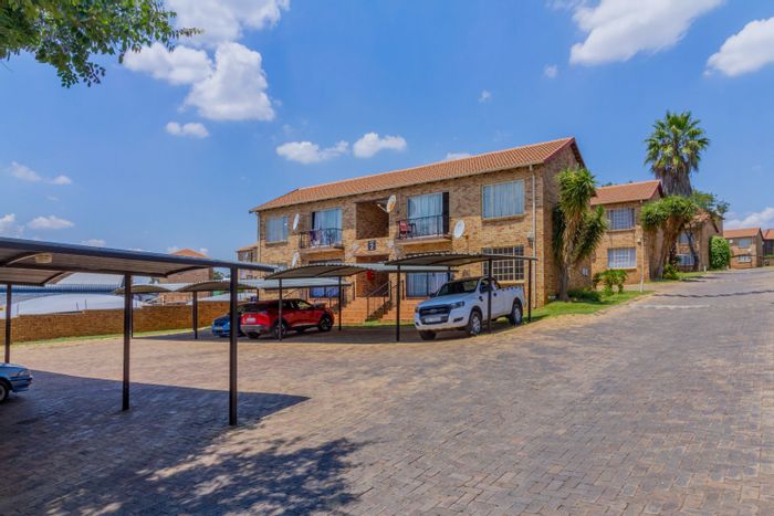 Northgate Apartment For Sale: 2 beds, security complex, near shopping and schools.