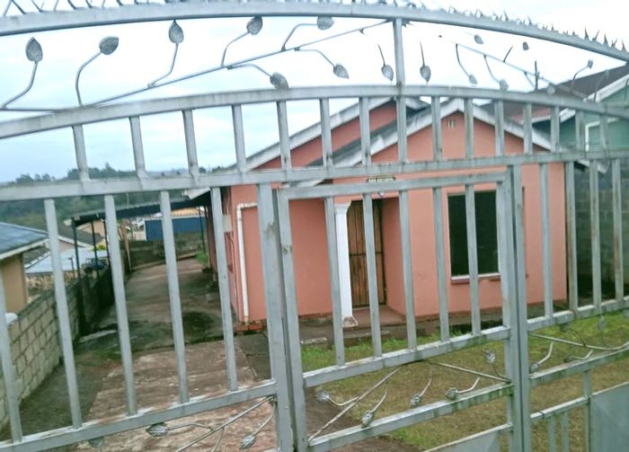 House To Rent in Panorama Gardens: 3 Bedrooms, pet-friendly, secure parking, prepaid electricity.