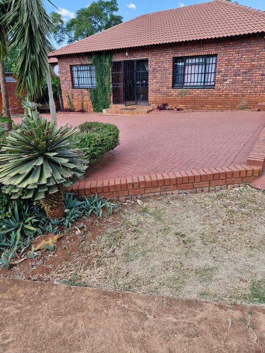 Farm in Doreg AH To Rent: 3 beds, 4 flatlets, security, ample space.