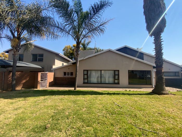 Farrarmere House For Sale: 4 beds, flatlet, pool, large yard, ample parking.