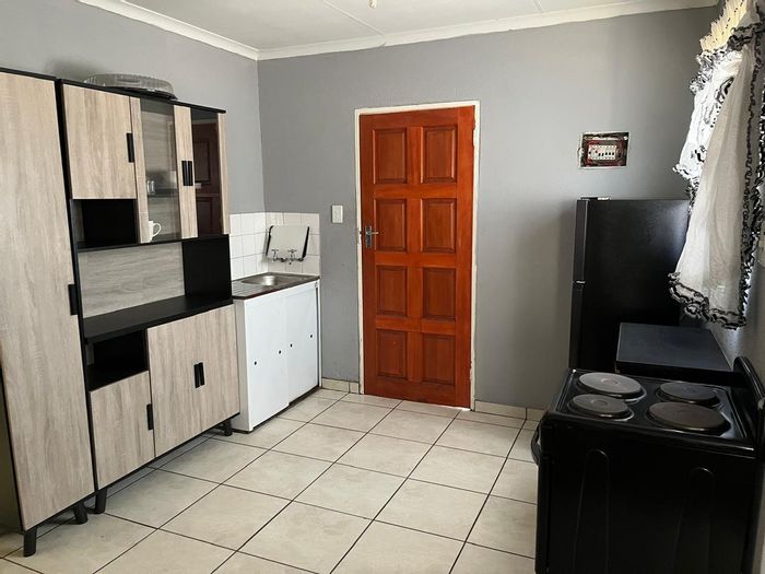 For Sale: House in Duvha Park Ext 1 with 2 bedrooms, secure yard.