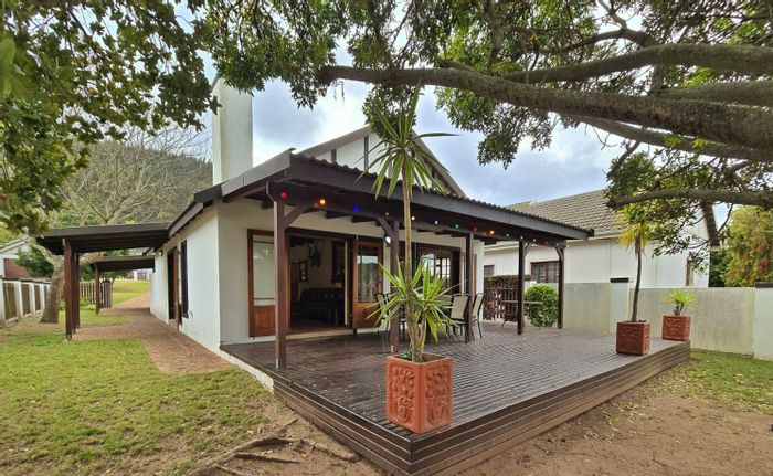 Charming Sedgefield Central house with garden, garage, and communal borehole. For Sale.