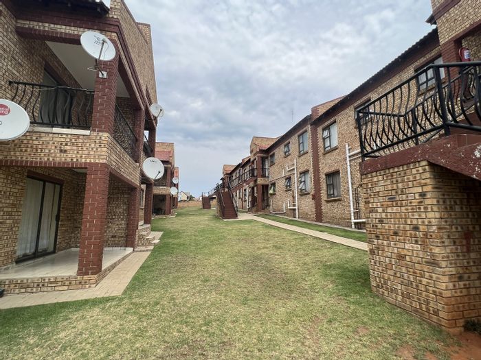 Ground-floor apartment in Doringkruin with pool and prepaid electricity, for sale.