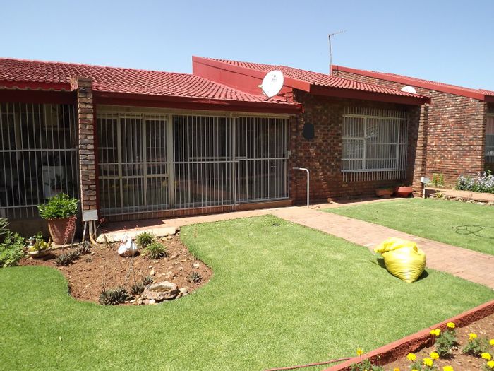 Townhouse for Sale in Roosheuwel: 2 beds, communal pool, garage, frail-care facility.