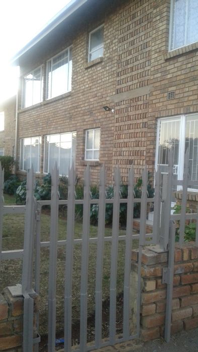 Elandsheuwel Apartment For Sale: 2 beds, garage, near CBD and N12.