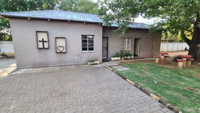 Elandsheuwel House For Sale: 3 beds, large land, near CBD and N12.