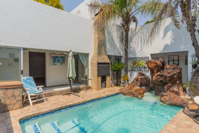 Flamwood House For Sale: 3 beds, en-suites, pool view, entertainment area, security.