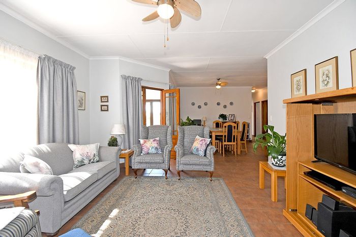For Sale: Thatchfield Glen House with 3 bedrooms, solar system, and double garage.