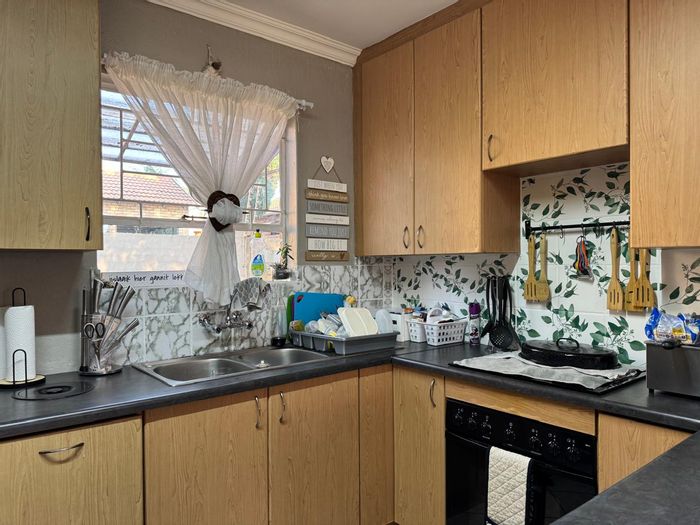 Celtisdal Townhouse To Rent: 3 Bedrooms, secure complex, close to Malls.