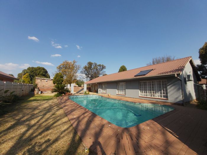 House for sale in Neserhof: 3 bedrooms, flatlet, pool, lapa, and study.