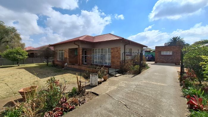For Sale: Income-generating house in Kempton Park Ext 2 with multiple rental units.