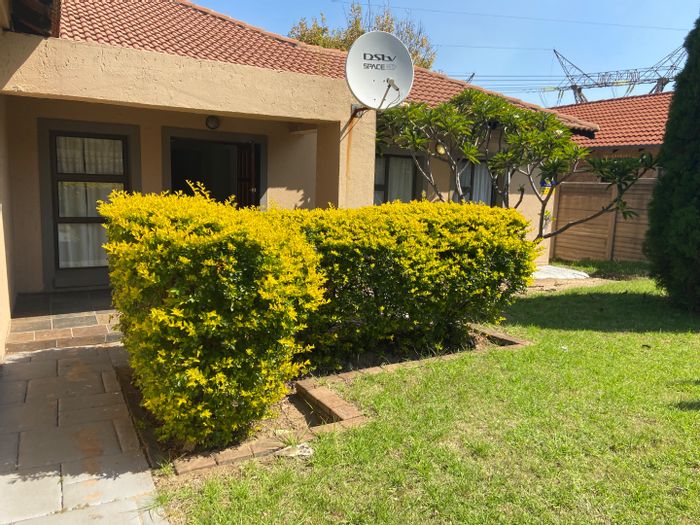 For Sale: House in The Reeds with 3 beds, double garage, and pet-friendly yard.
