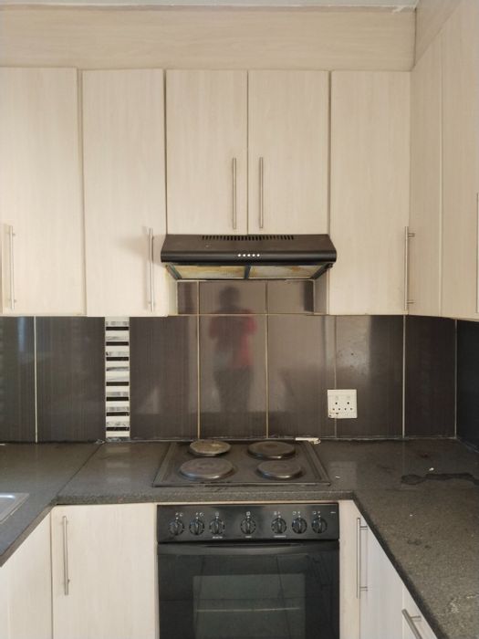 Silverton Apartment For Sale: 3 beds, 2 baths, near schools and shopping.