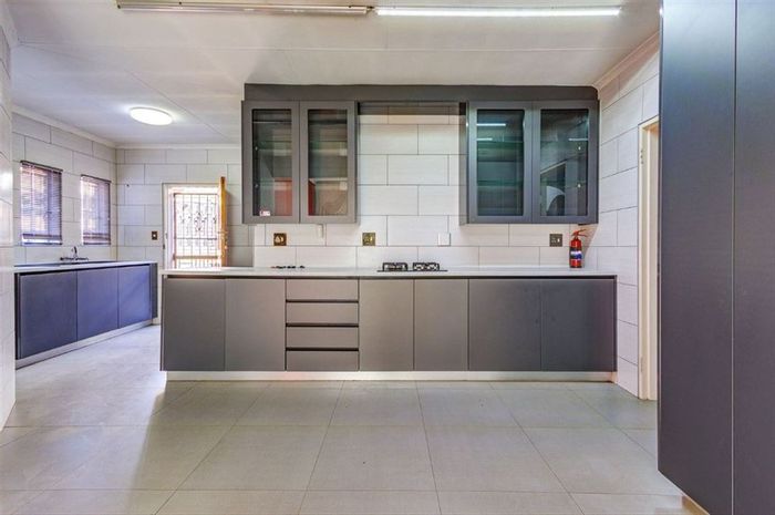 For Sale: 3-Bedroom Townhouse in Birchleigh North with Double Garage and Scullery.