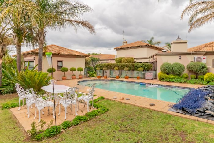 For Sale: Spacious Doringkruin House with 6 Bedrooms, Pool, and Multiple Garages.