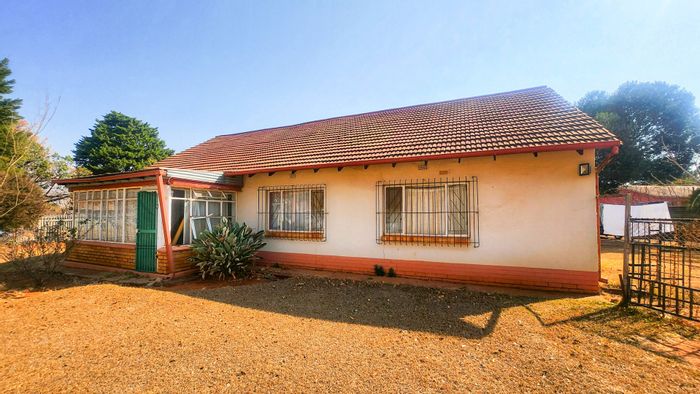 3-Bedroom House For Sale in Stilfontein Ext 1 with Garage and Fenced Yard.