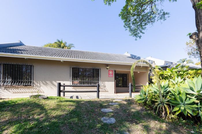 3-Bedroom townhouse in Umtentweni with communal garden, garage, and private courtyard. For Sale.