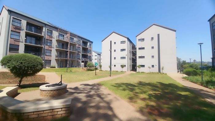 For Sale: Apartment in Clubview with private patio, park, and secure parking.