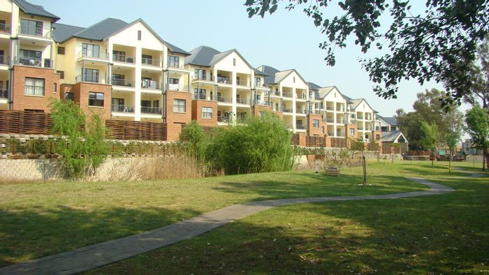 Kyalami Hills Apartment To Rent: 3 bedrooms, pet-friendly garden, gym, pool, parking.
