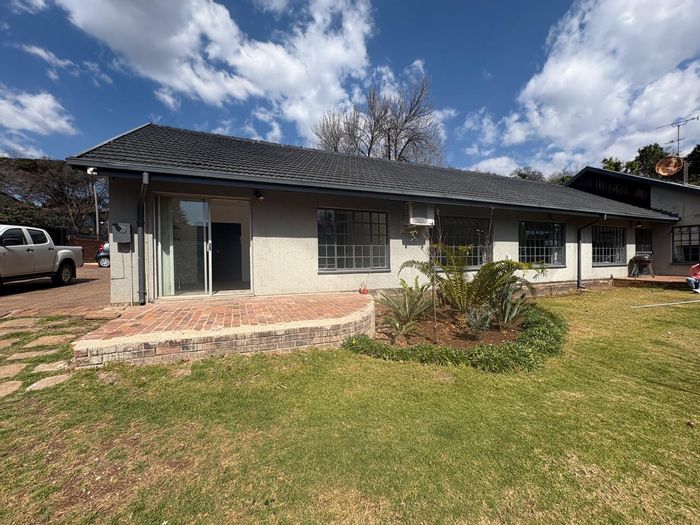 Robindale Apartment To Rent: Private garden, shared pool, close to amenities and highways.