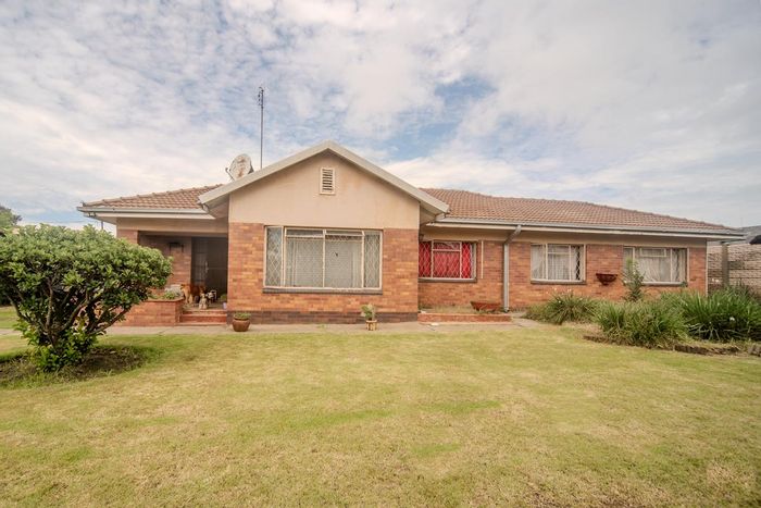 Kinross House For Sale: 3 Bedrooms, 2 Bathrooms, Garage, Spacious Yard.