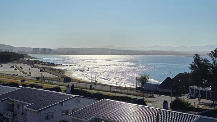 For Sale: Apartment in Mossel Bay Central, 2 bedrooms, ocean views, near beach.