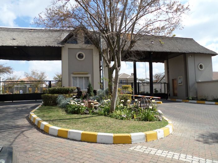 For Sale: 3-Bedroom Townhouse in Aloe Ridge Estate with pool, clubhouse, and security.