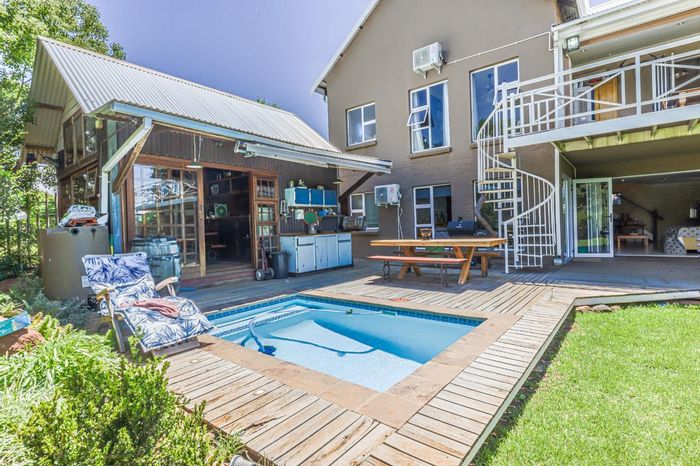 House for Sale in Vaal Marina Central: Pool, garages, panoramic Vaaldam views.