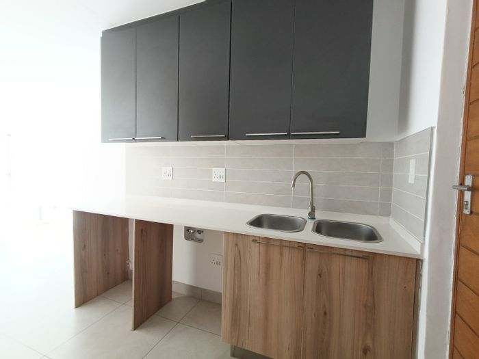 Glen Marais Apartment To Rent: 2 beds, secure estate, balcony, fiber-ready.