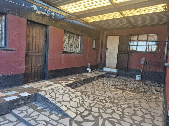 Tembisa Central House For Sale: 2 Bedrooms, 4 Outside Rooms, Income Potential.
