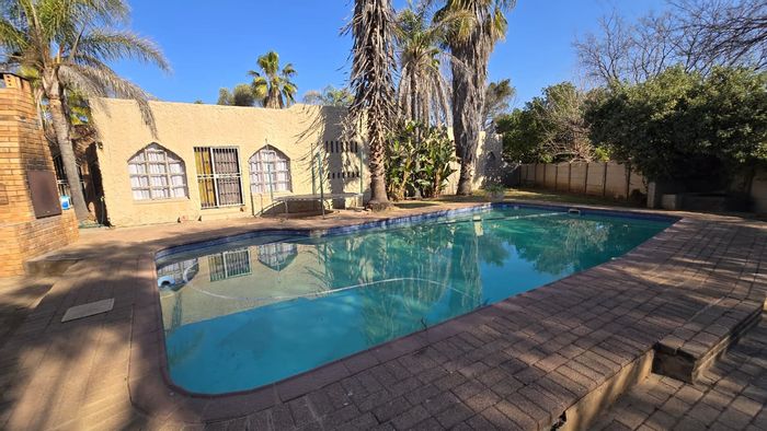 Flimieda House For Sale: 4 bedrooms, large pool, flatlet, double garage.
